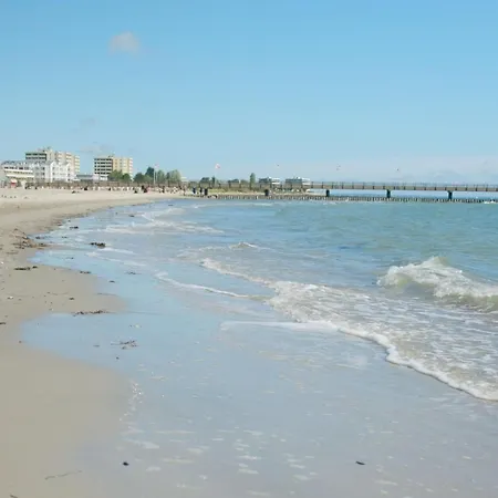 Modernes Strandhaus Fuer 8 Personen 아파트